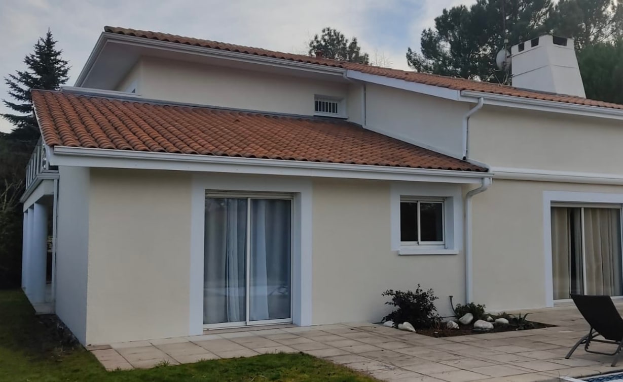 Après le ravalement de la façade avec des algues rouges à Pessac