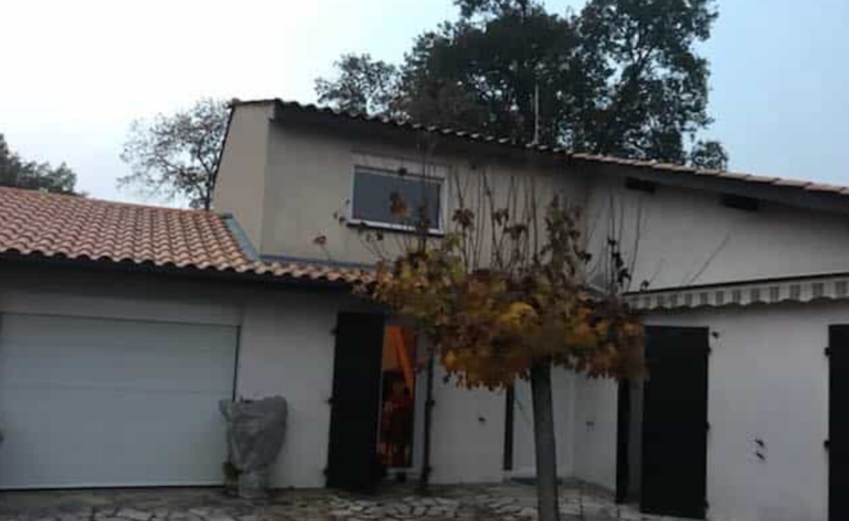 Avant – Ravalement – Parempuyre-1 Avant l'application d'un revêtement façade imperméable Parempuyre