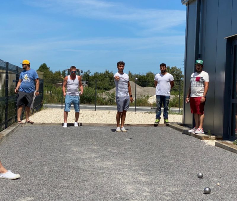 Photo d'une partie de pétanque entre collègues ISO&FACE