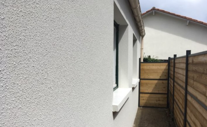 Photo d'une maison après résine projetée sur le mur