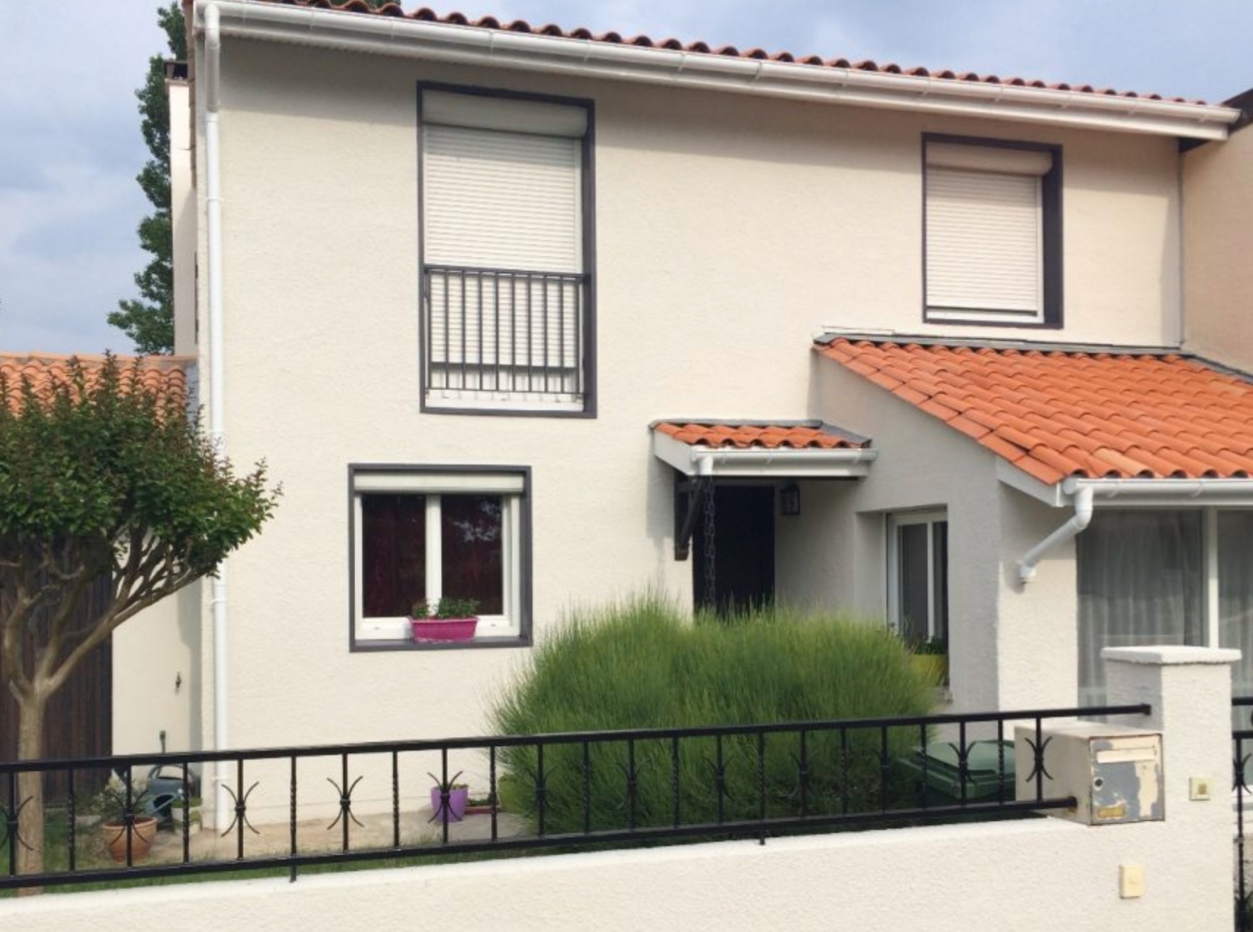 Après rénovation de façade à Blanquefort Résine projetée à Blanquefort sur une maison mitoyenne