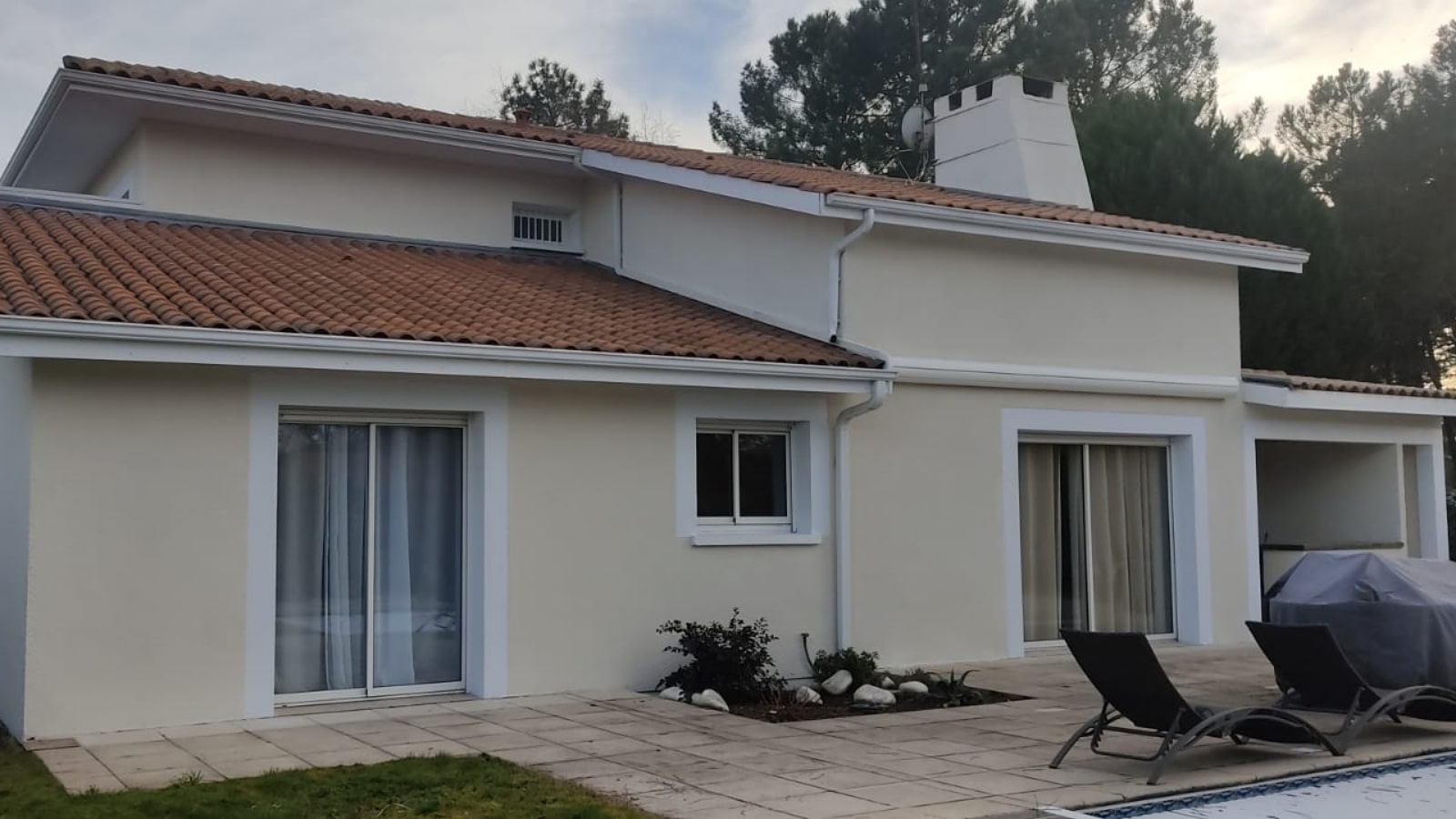 Après la réalisation du ravalement de façade de cette maison avec des traces noires