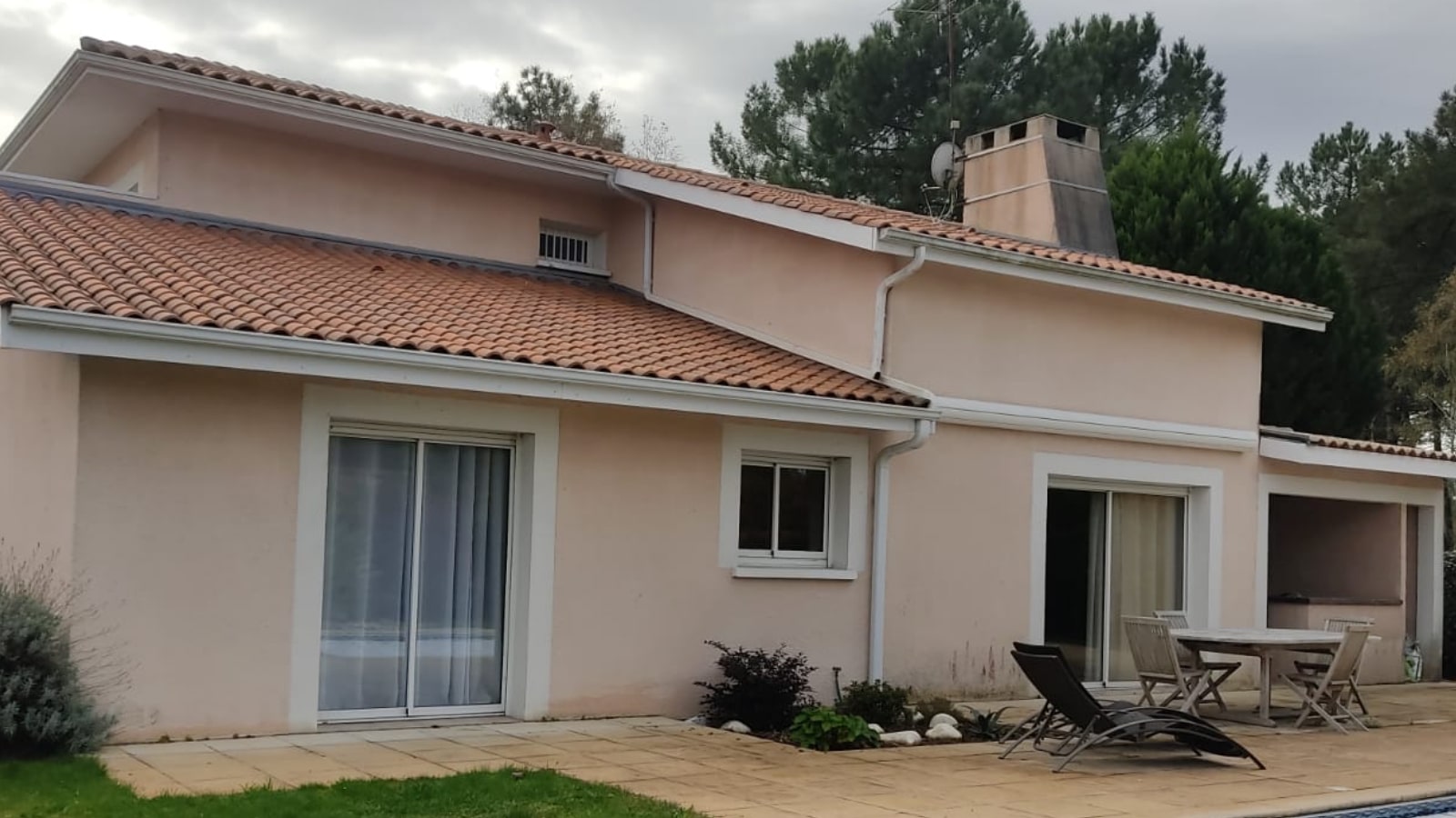 Façade maison traces noires avant ravalement de façade