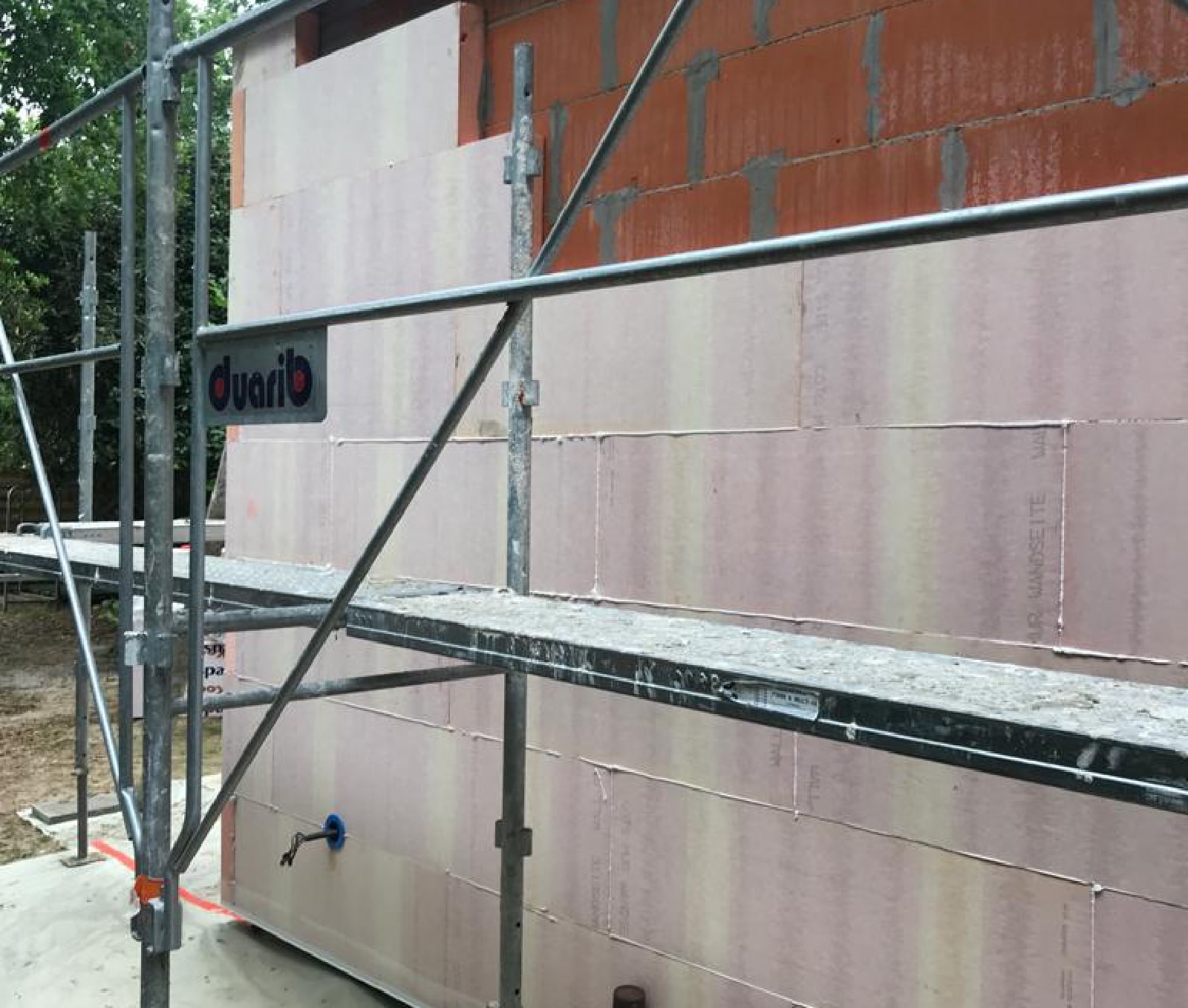 Photo de la pose de mousse résolique