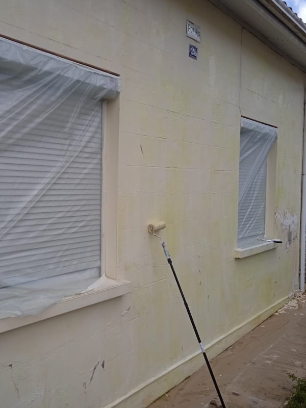 Décapage chimique en cours sur une maison étape 1/2