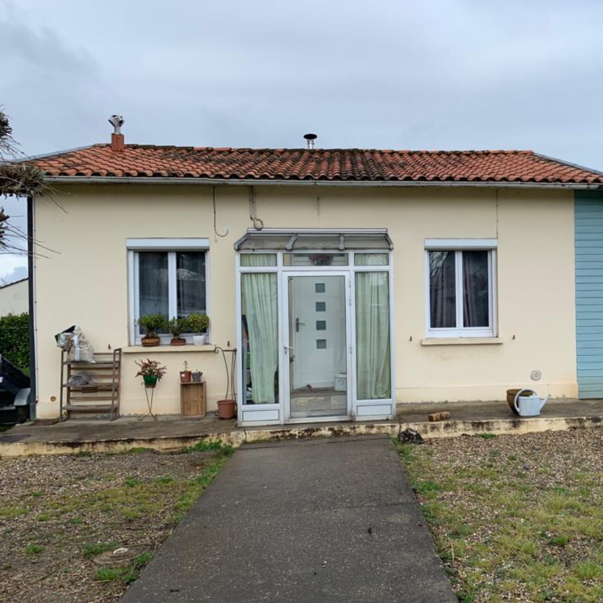 Photo d'une maison avant ravalement de façade à Ambès