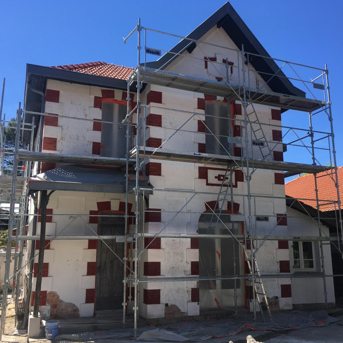 Photo d'une maison de style Arcachonnaise avant ravalement de façade et ITE