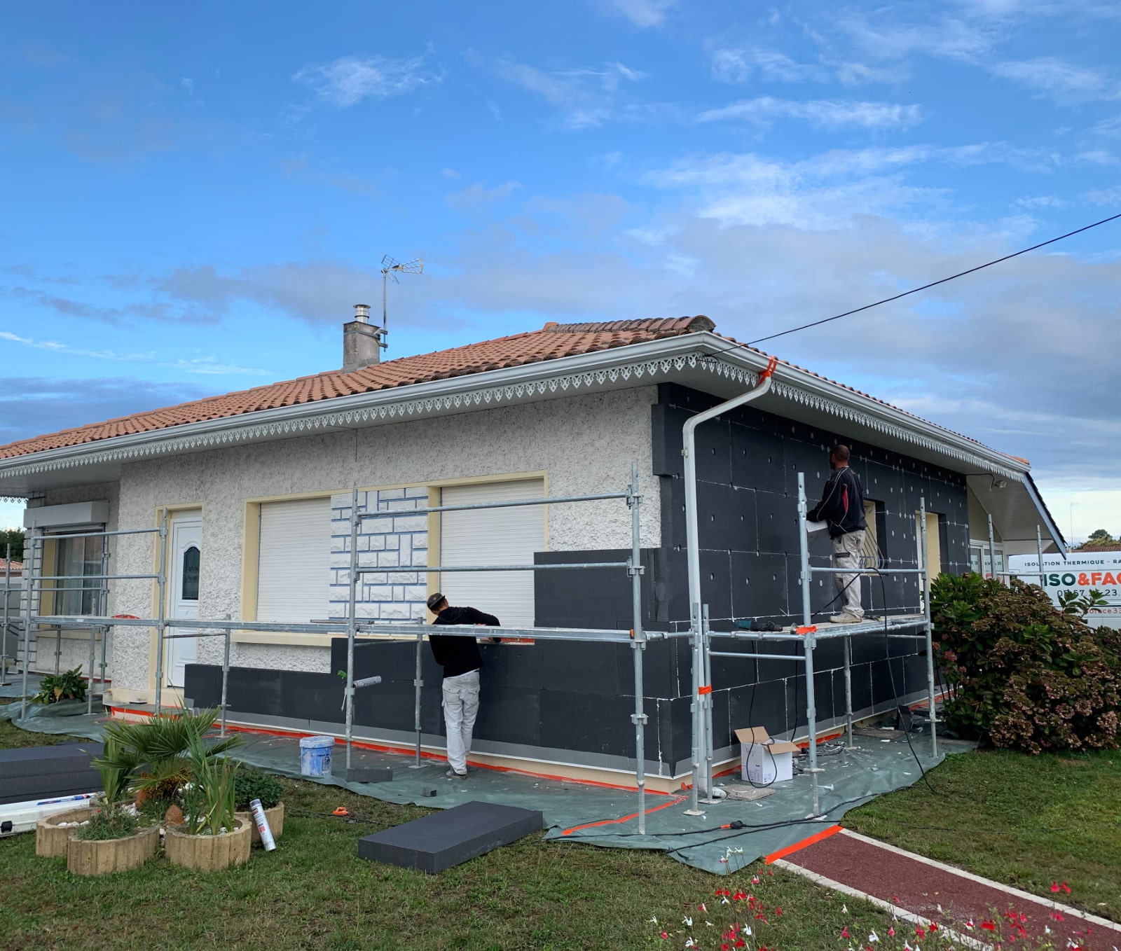 Photo pendant la réalisation d'une isolation par l'extérieur à Biganos