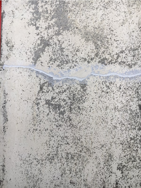 Photo d'un mur ancien traitement de fissures en cours