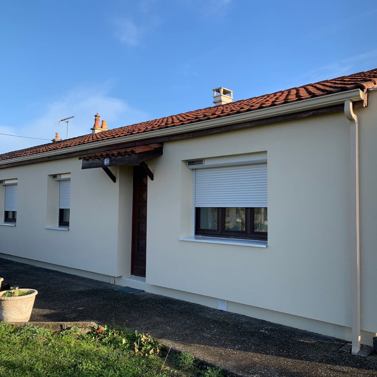 Maison plain-pied après réalisation d'une isolation thermique par l'extérieur finition enduit