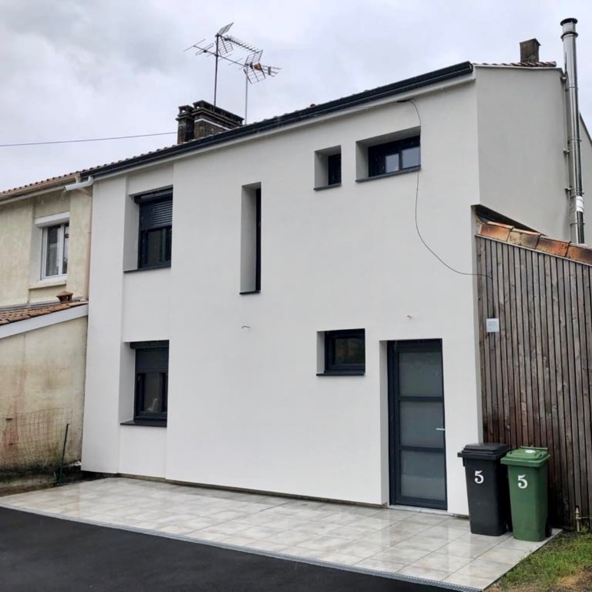 Isolation thermique par l'extérieur finition enduit maison à étage