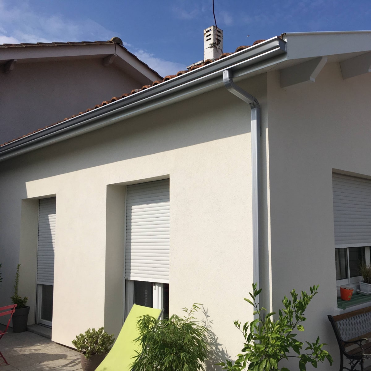 Gouttières aluminium maison après isolation thermique par l'extérieur